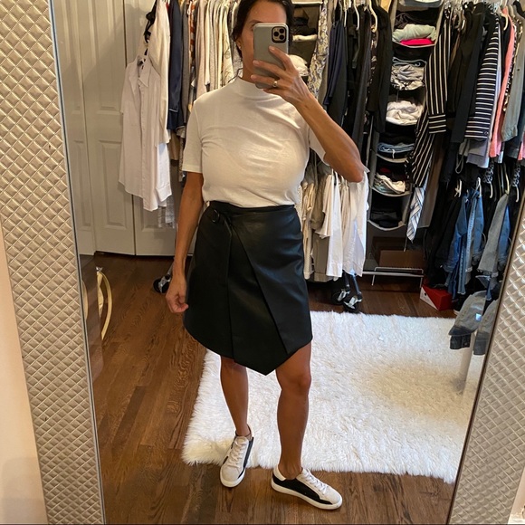 BCBGMaxAzria Dresses & Skirts - BCBGMaxAzria Black leather skirt lining small NWT